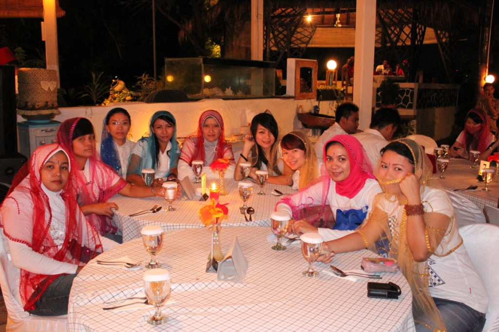 Tema seribu satu malam....So, kostumnya seperti ini...Lucu yahhh...^_^ Malam ulang tahun Sataka Group.. Pelabuhan Ratu,Jawa Barat
